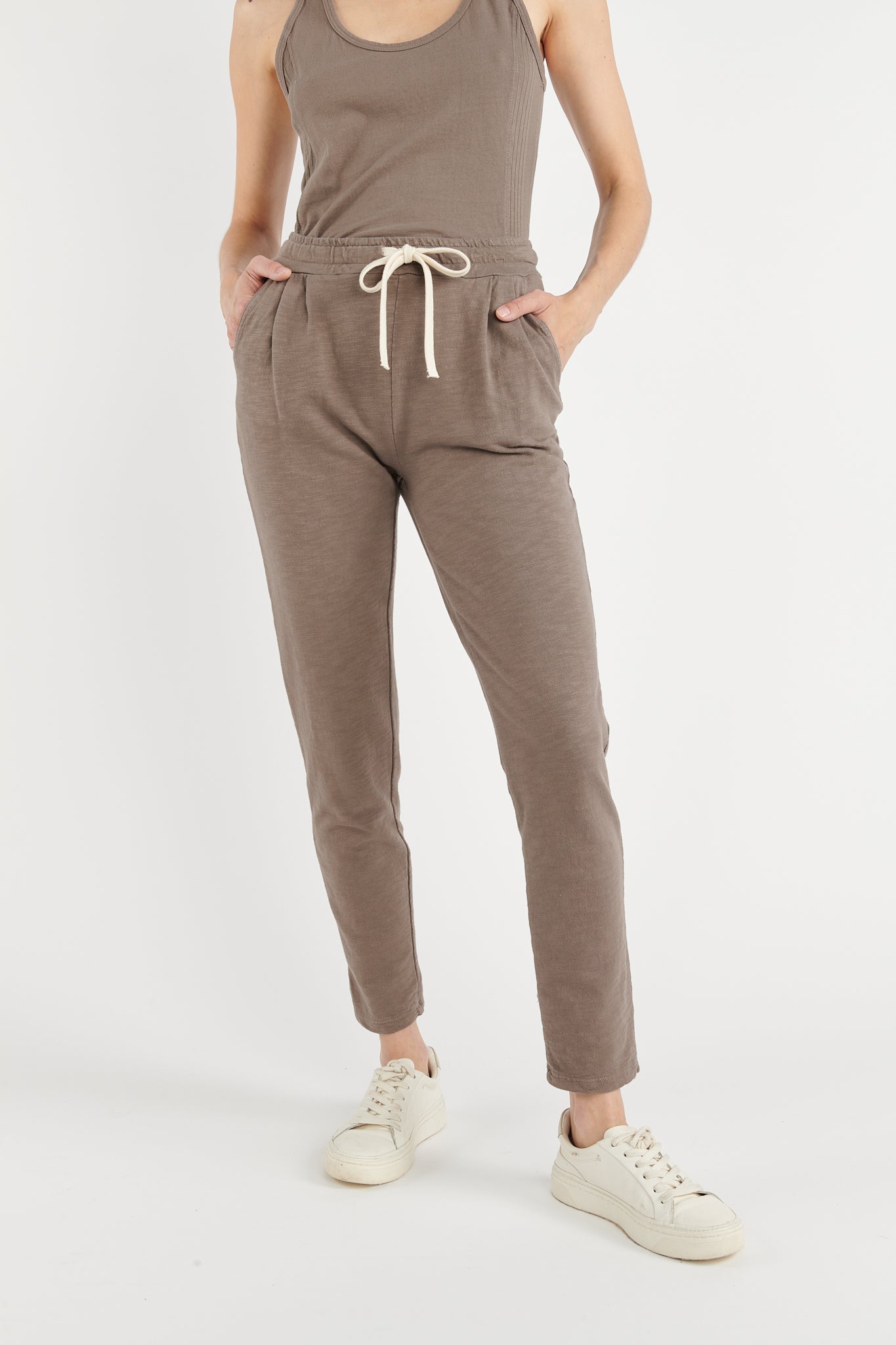 Le jogging ajuste taupe Collection Automne Hiver 2024 Pako Litto