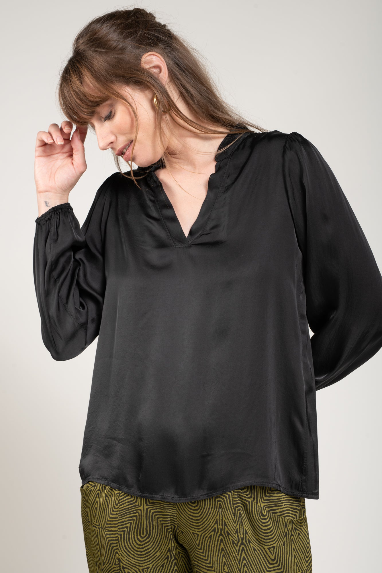 BLOUSE COL V GABRIELLE NOIR