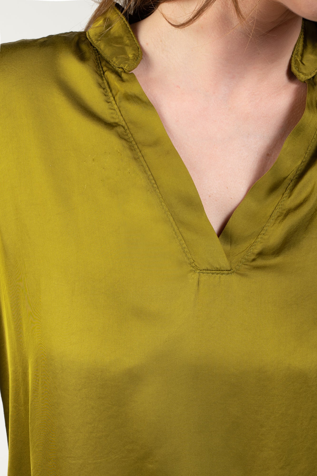 BLOUSE COL V GABRIELLE GOLD OLIVE