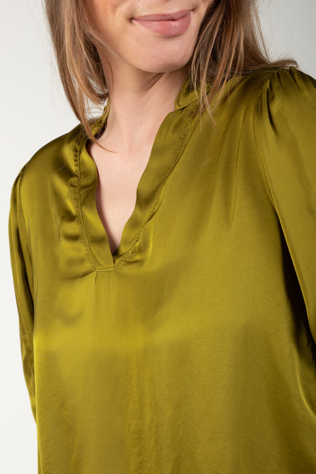 BLOUSE COL V GABRIELLE GOLD OLIVE