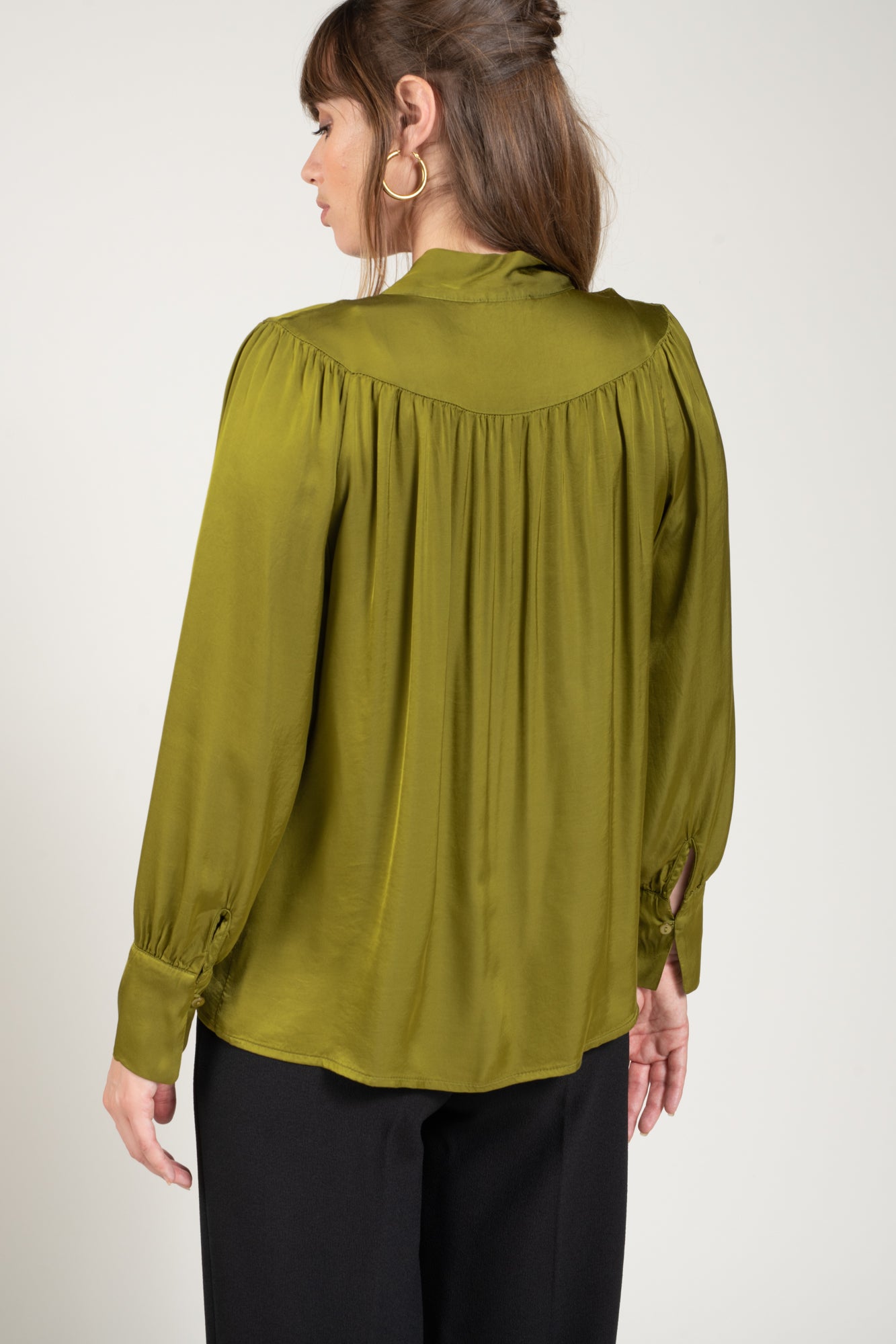 CHEMISE COL LAVALLIÈRE CLÉLIA GOLD OLIVE