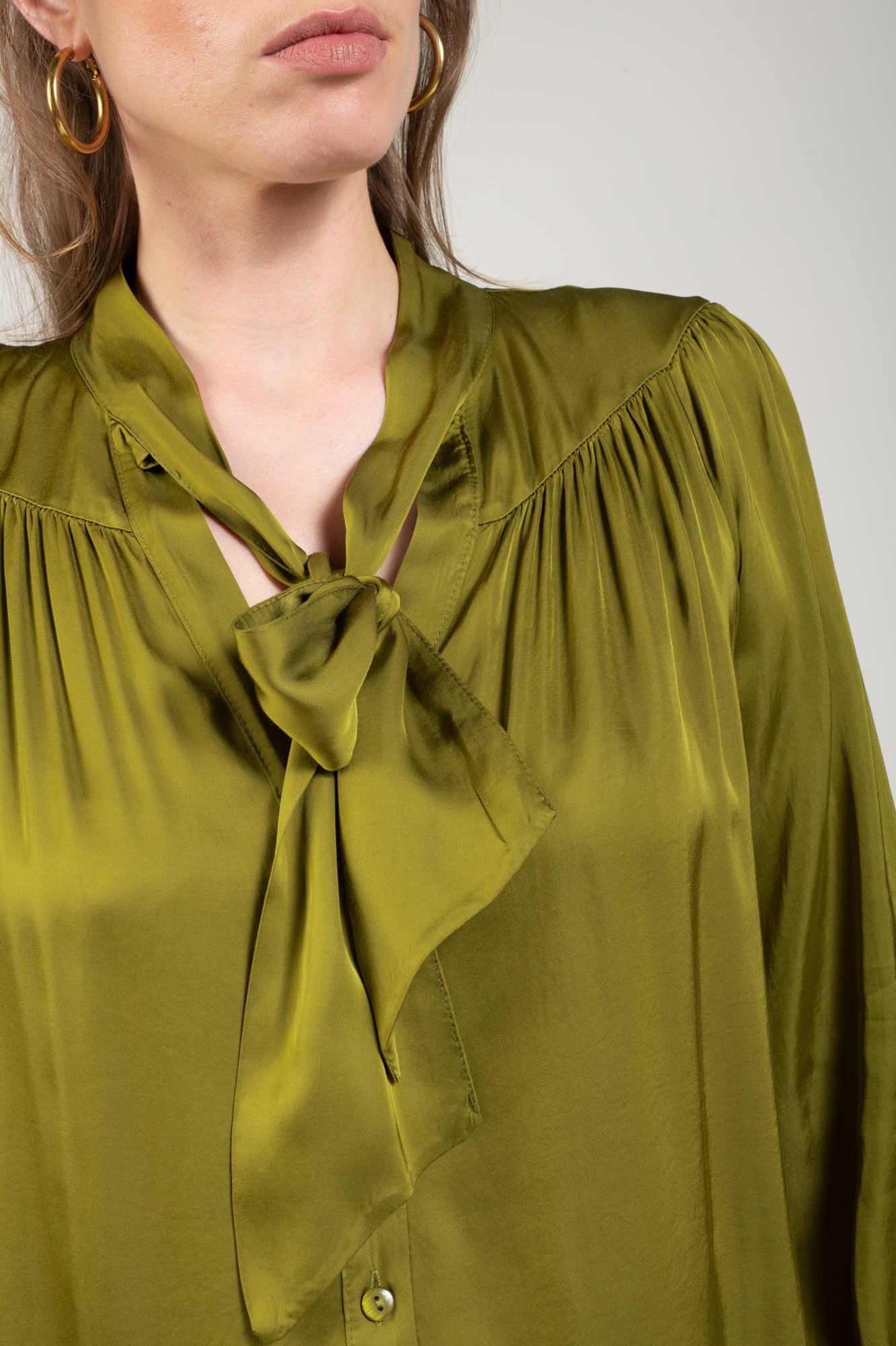 CHEMISE COL LAVALLIÈRE CLÉLIA GOLD OLIVE