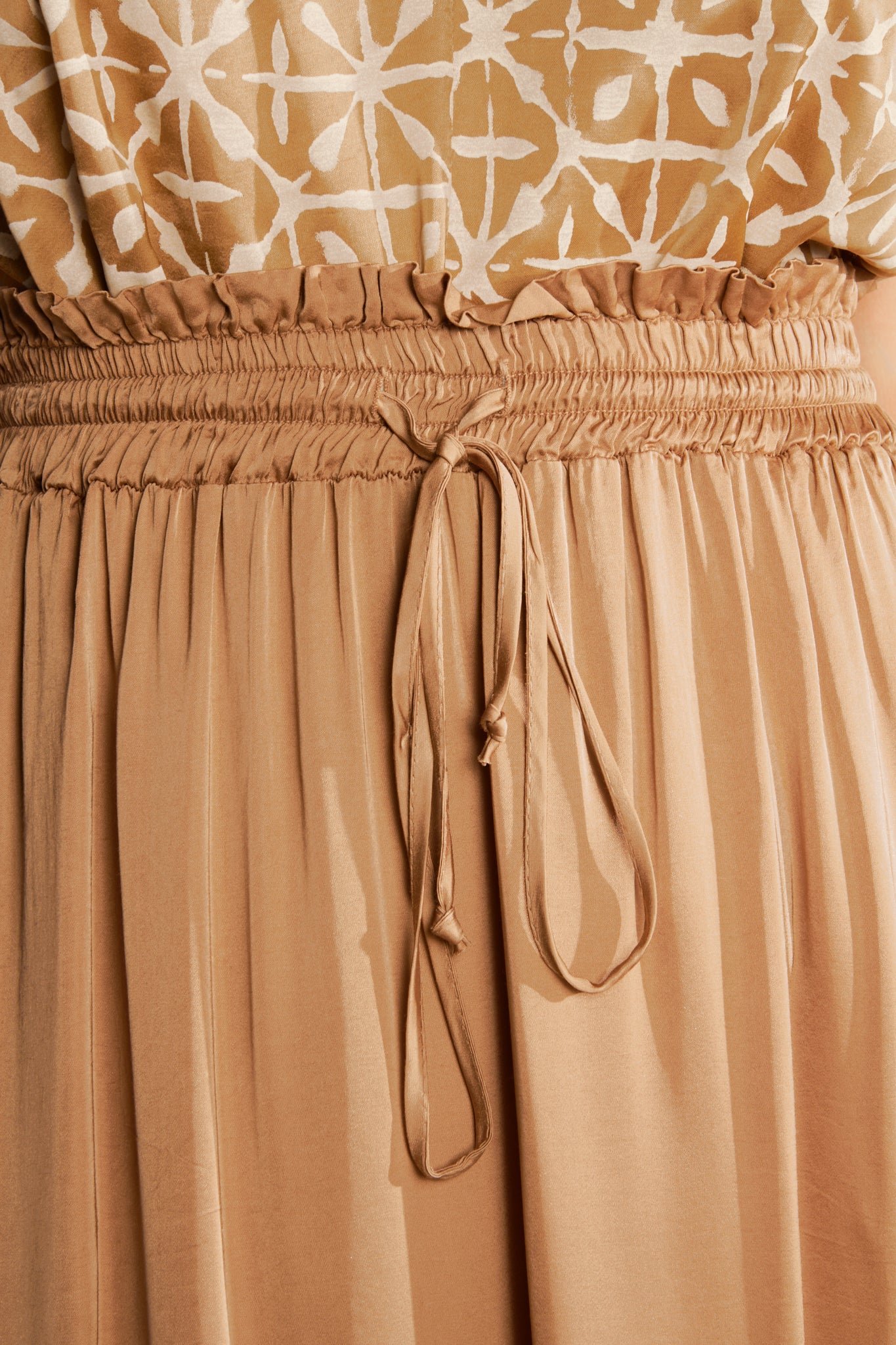 SILKY MIDI SKIRT ((F9522S05Q) - CAMEL