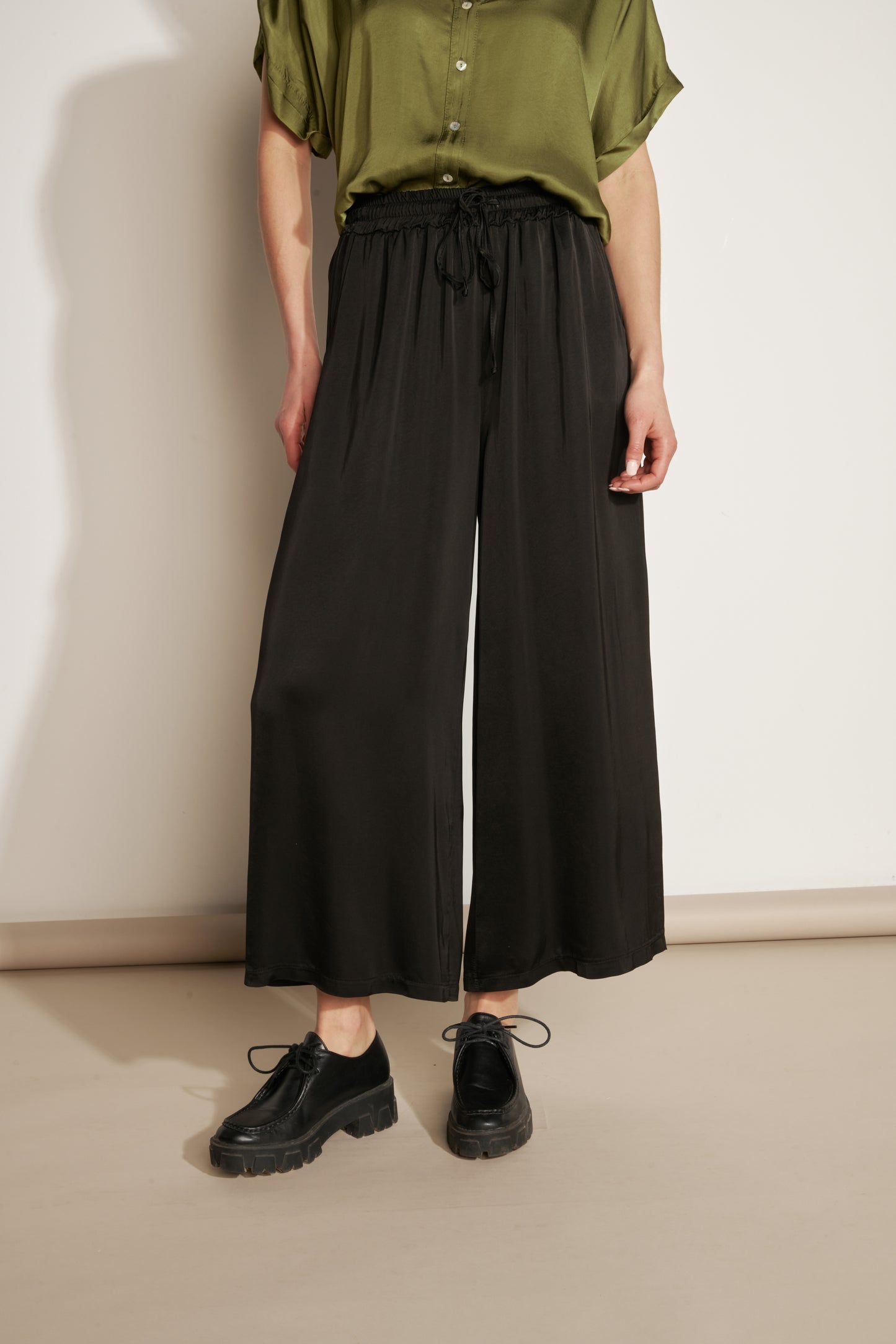 ALIOT BLACK LOOSE 7/8 TROUSERS