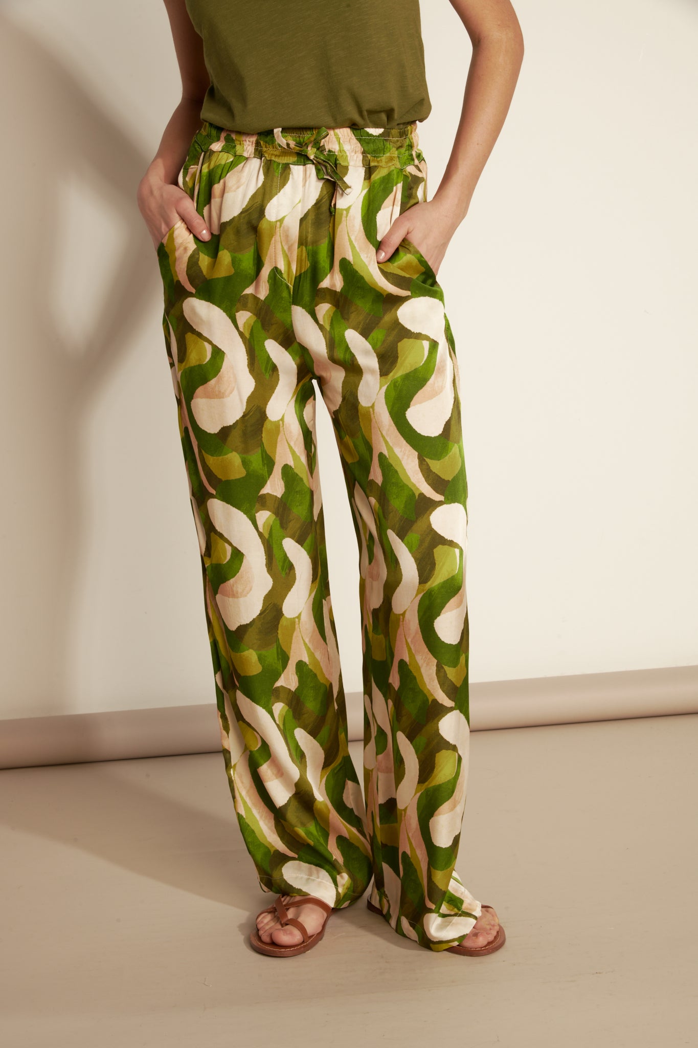 FLUID GLAM PRINT TROUSERS - JUNGLE LIME