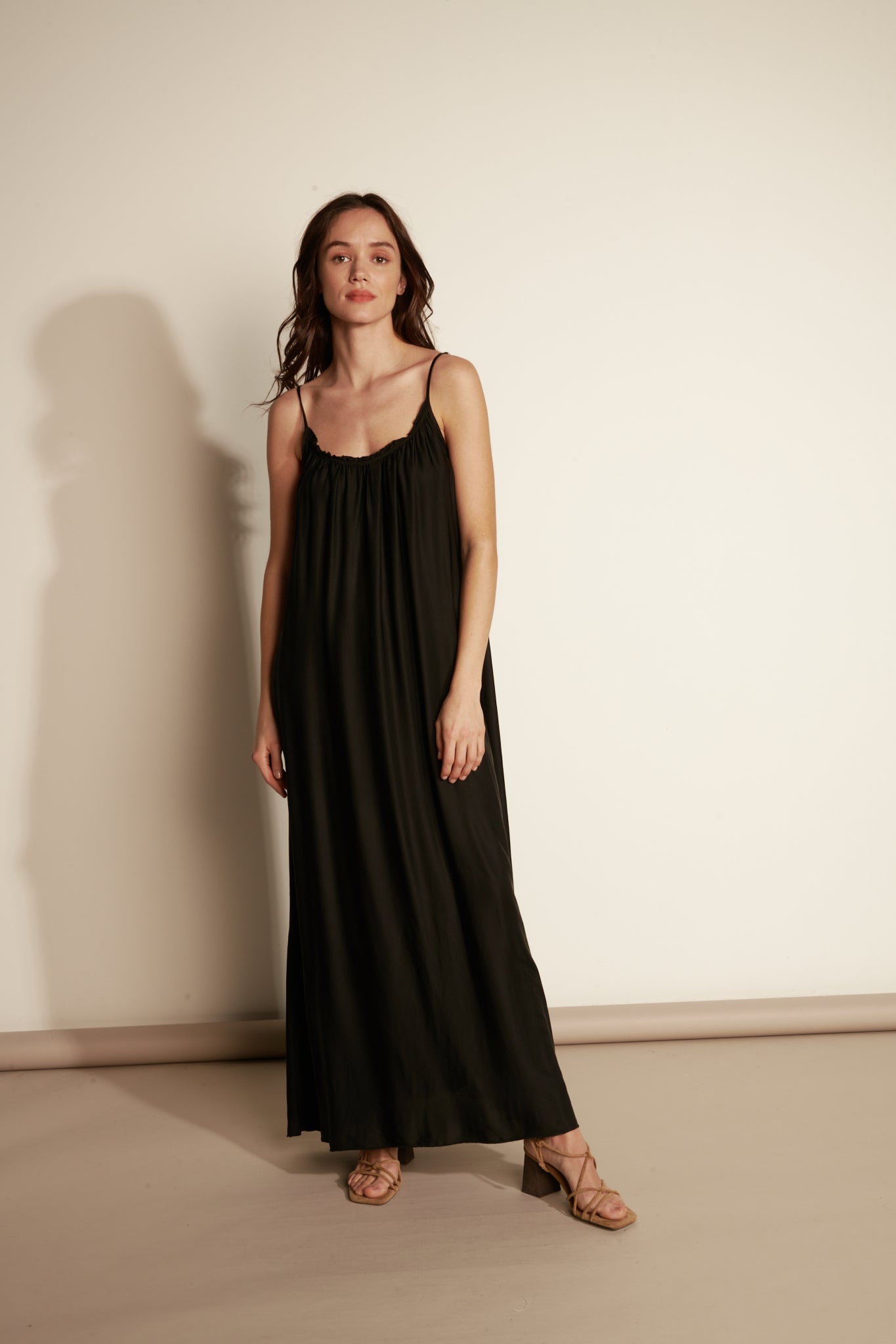 ROBE LONGUE À BRETELLES ANDRÉANE NOIR