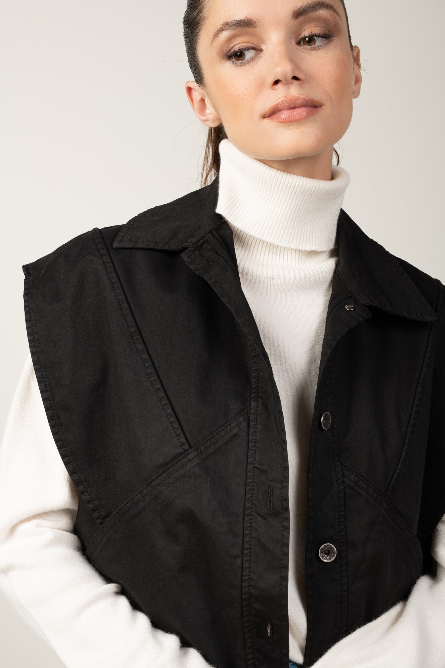 ALISON BLACK SLEEVELESS JACKET