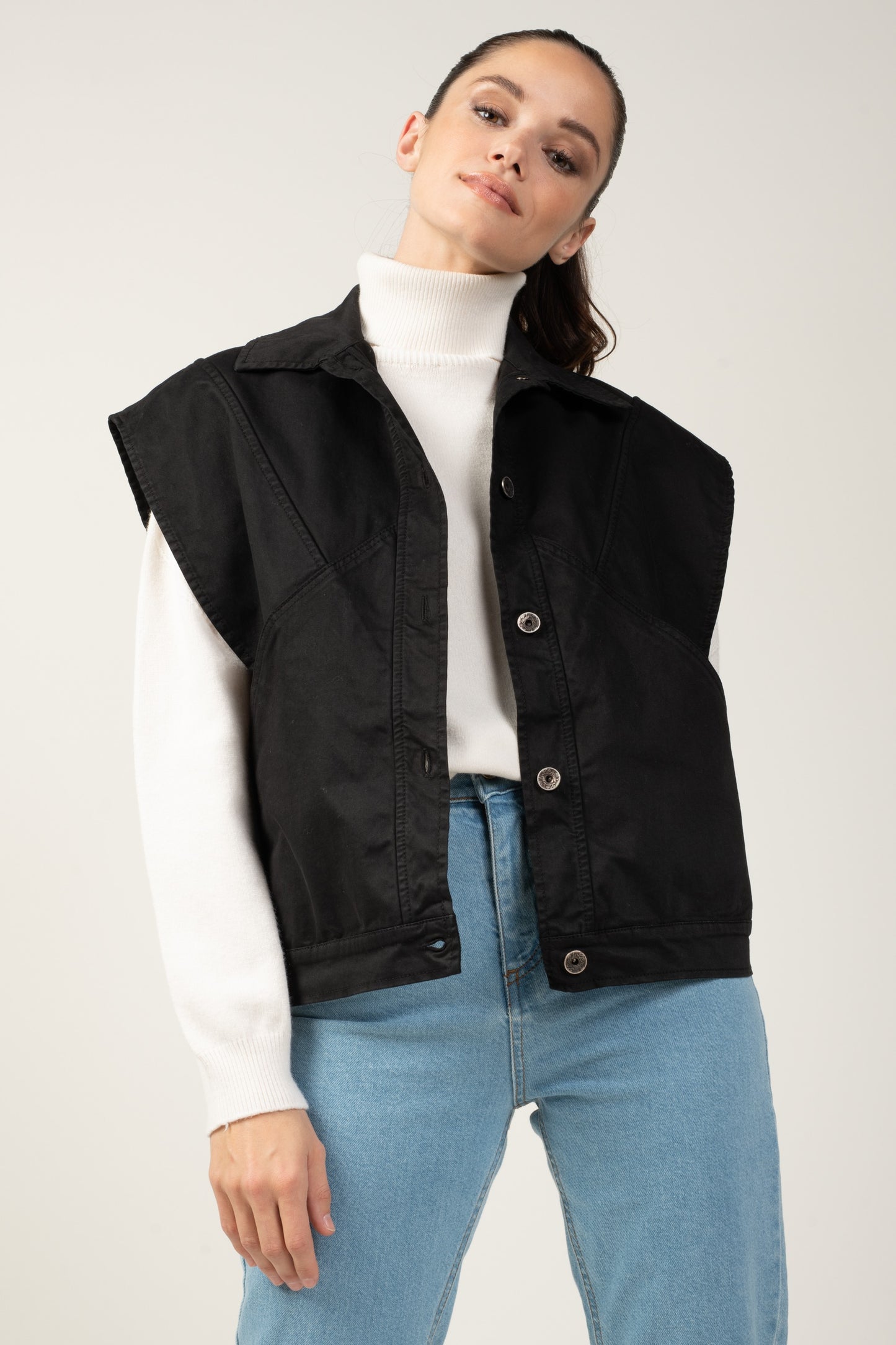 ALISON BLACK SLEEVELESS JACKET